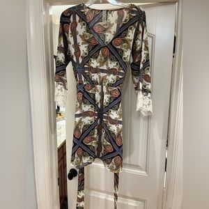 Yahada tunic, size medium. Ribbon tie/wrap around waist. Can ship in 24 hours.